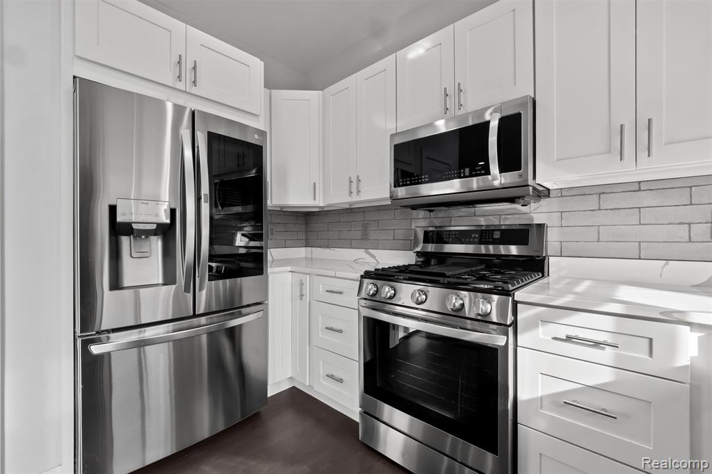 4001 Elmhurst Road, Waterford, MI 48328 — Photo 9