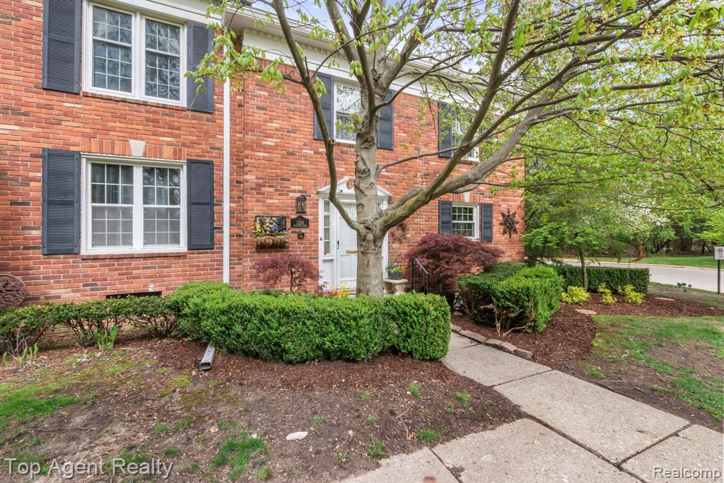 1200 Trailwood Path, Bloomfield Hills, MI 48301 — front exterior