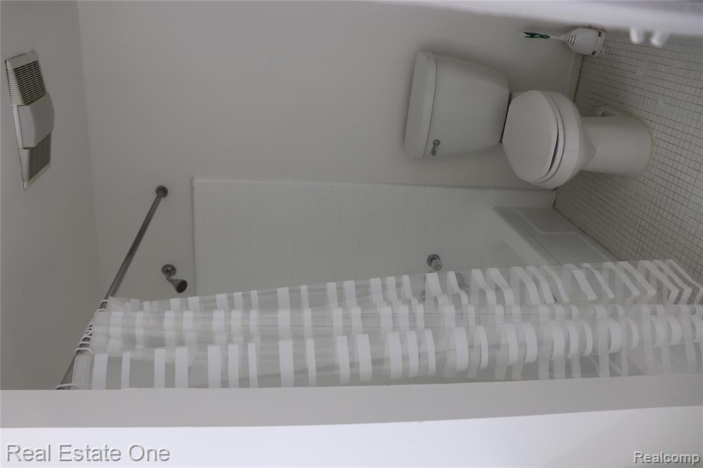 8256 Karam Boulevard, Warren, MI 48093 — Photo 13