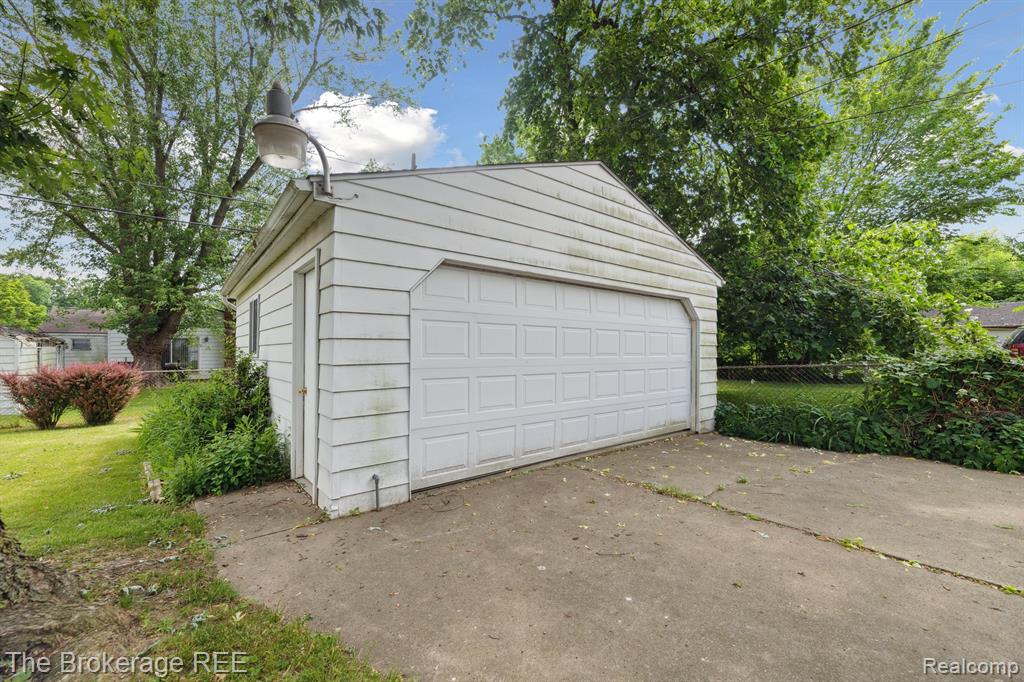812 E Atherton Road, Flint, MI 48507 — Photo 2