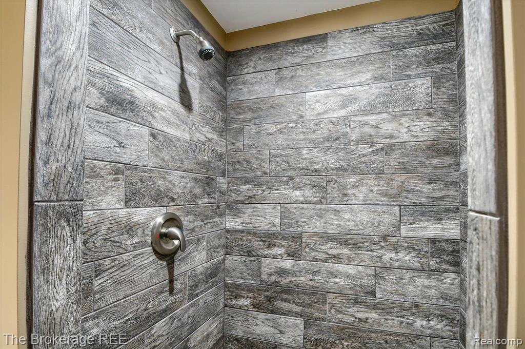 8535 Ridge Road, Goodrich Vlg, MI — Photo 32