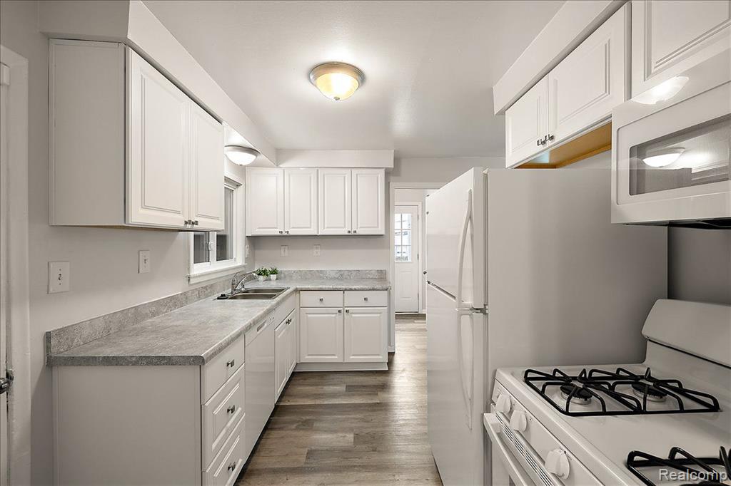 43 FERNBARRY Drive, Waterford, MI 48328 — Photo 16