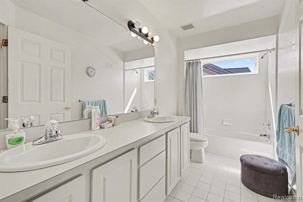 13805 Pond Bluff Drive, Van Buren, MI 48111 — Photo 17