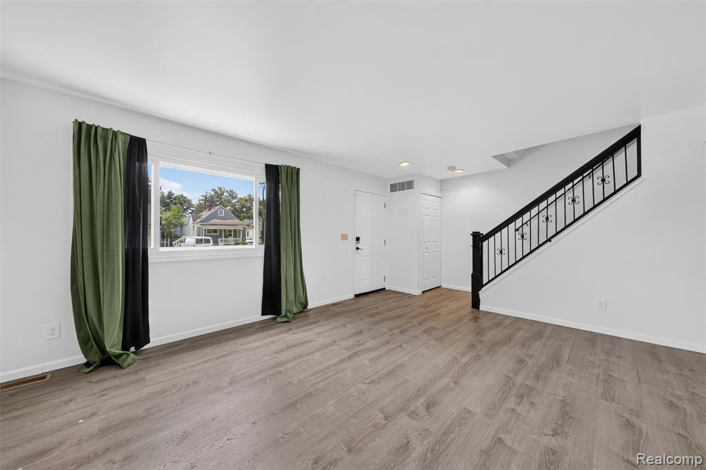 20471 Hollywood Street, Harper Woods, MI 48225 — Photo 10