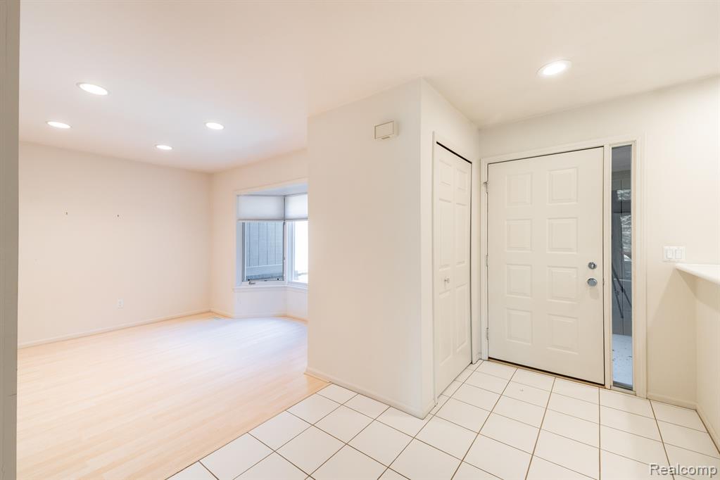 9854 HAWTHORNE GLEN Drive, Grosse Ile, MI 48138 — Photo 8