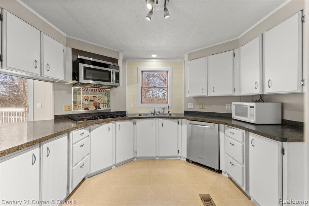 8878 RIVER VALLEY Road, Brighton, MI 48116 — Photo 8