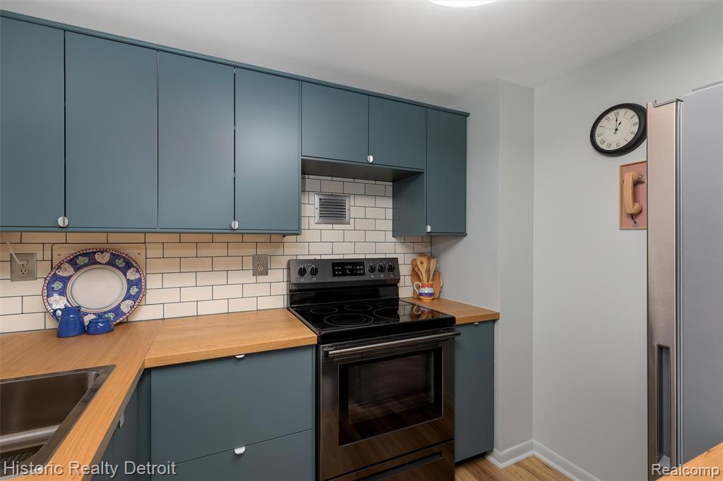 1300 E LAFAYETTE Street, 2408, Detroit, MI 48207 — Photo 6