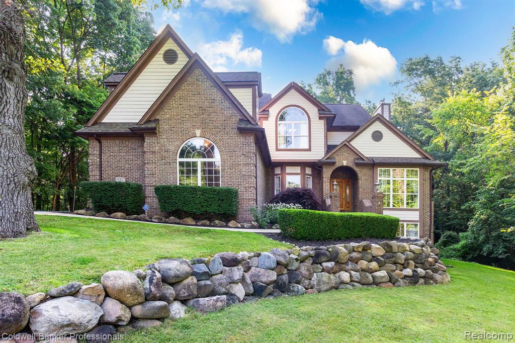 15317 Oak Hollow Drive, Holly, MI 48442 — front exterior