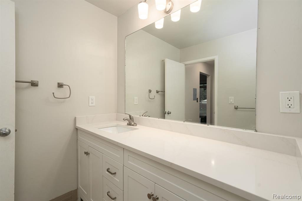 4909 Crooks Road, D4, Royal Oak, MI 48073 — Photo 10
