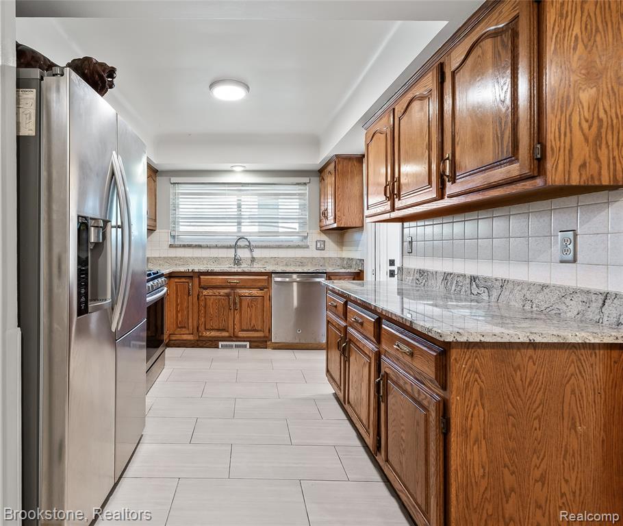 6921 Robindale Avenue, Dearborn Heights, MI 48127 — Photo 13