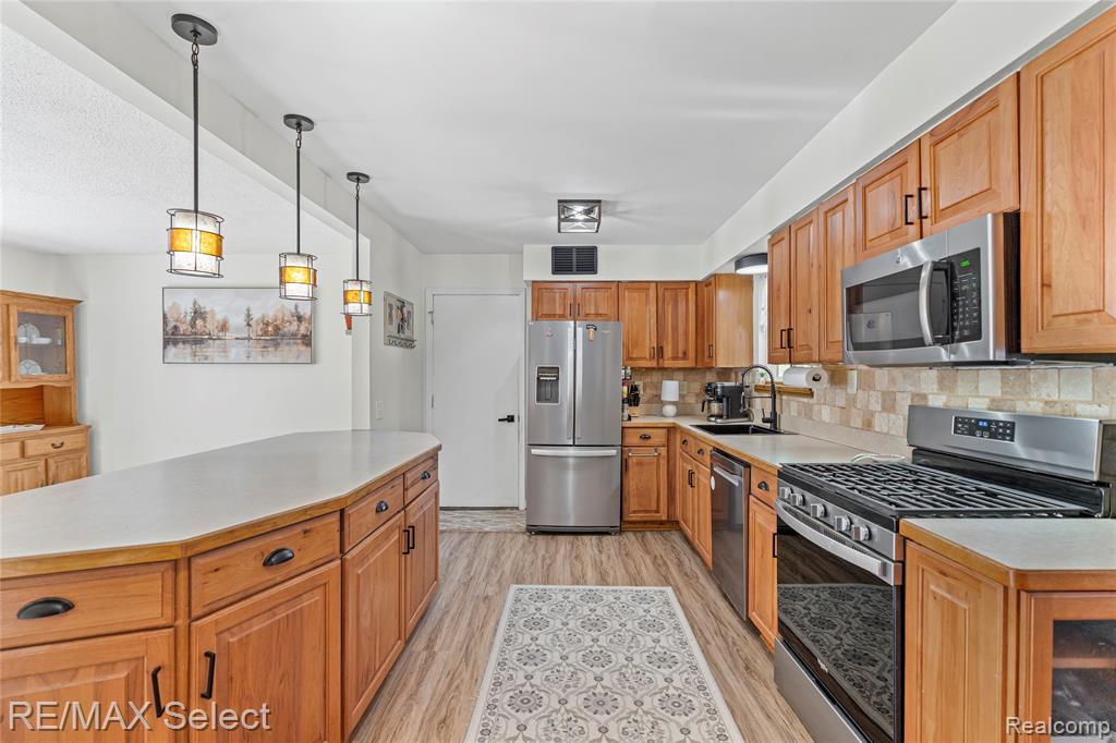 9367 Longmeadow Court, Fenton, MI 48430 — Photo 19