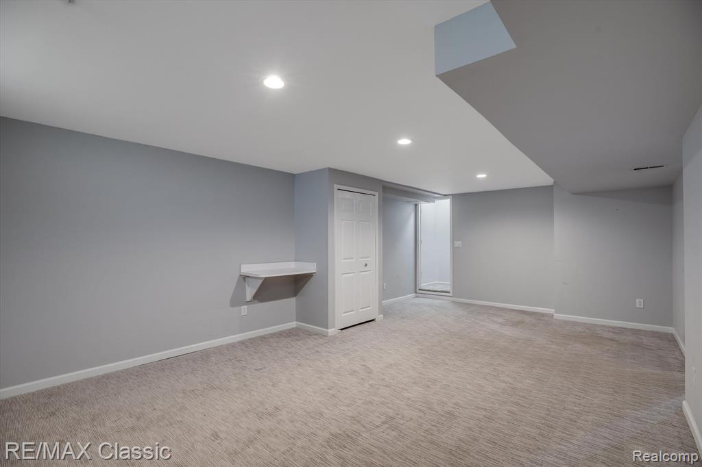 916 VILLAGE Way, South Lyon, MI 48178 — Photo 29