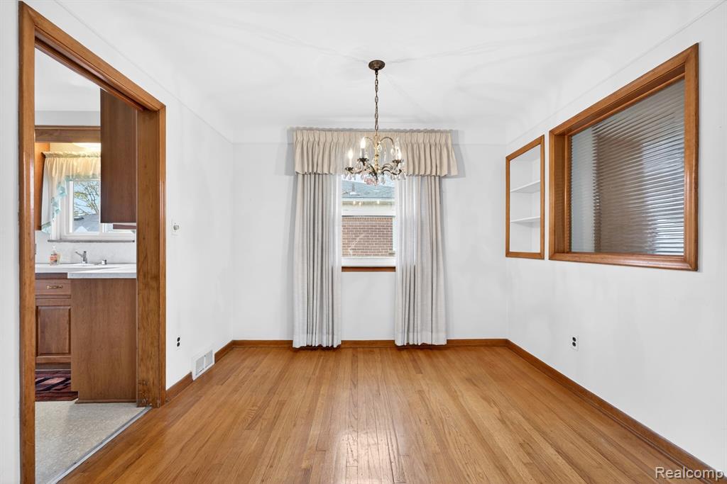 8300 Kinmore Street, Dearborn Heights, MI 48127 — Photo 10