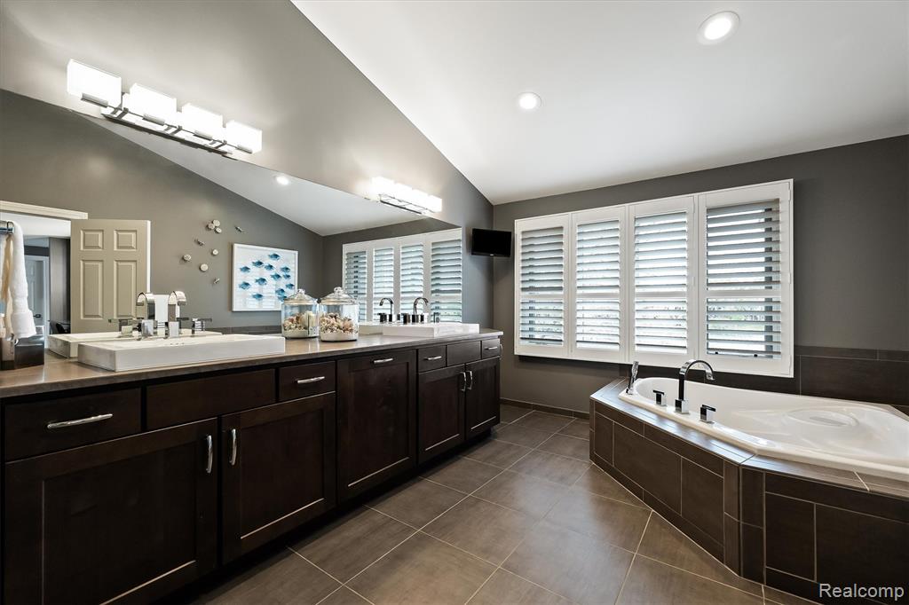 4822 Hidden Lane, West Bloomfield, MI 48323 — Photo 23
