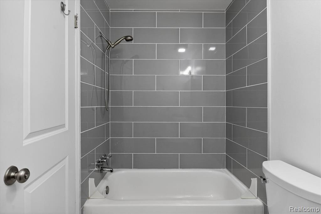 2736 Glenbridge Court, Ann Arbor, MI 48104 — Photo 21