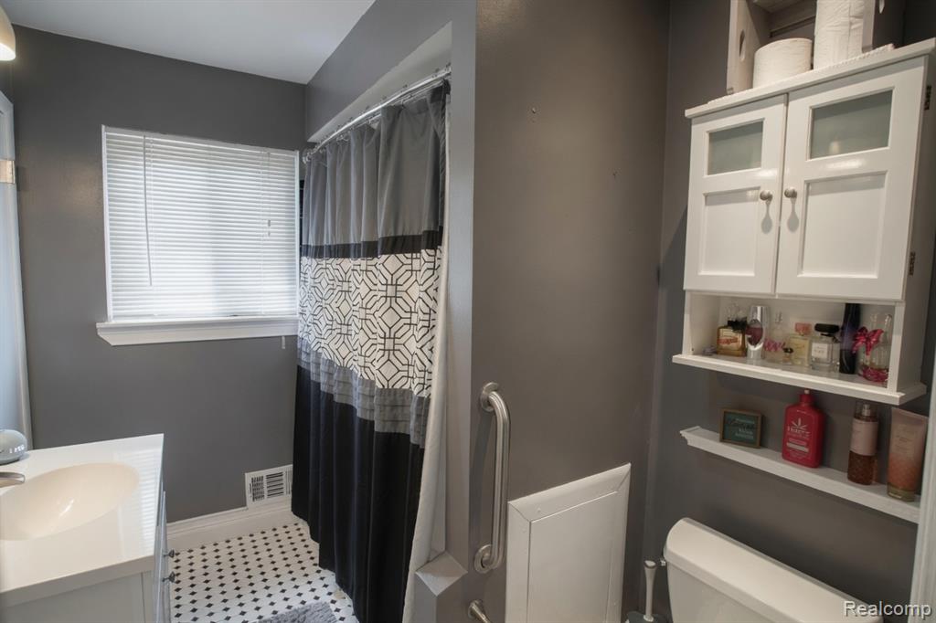18584 Blue Island Court, Roseville, MI 48066 — Photo 15