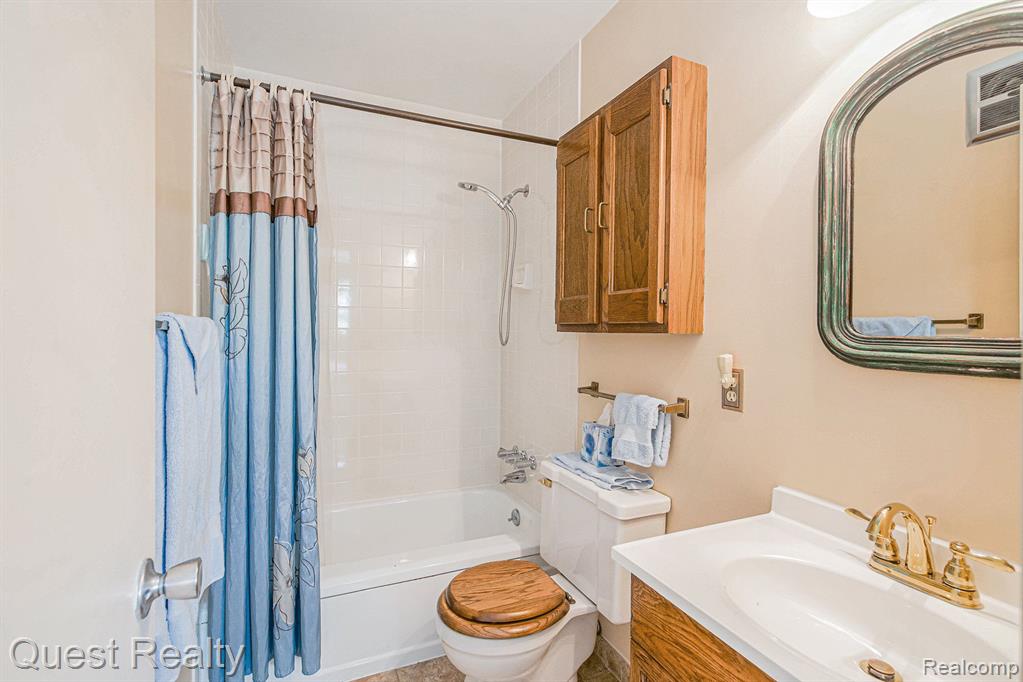 3123 LAKE HAVEN Drive, Ann Arbor, MI 48105 — Photo 17