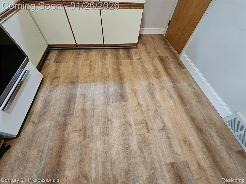 6582 Sterling Court, Garden City, MI — Photo 13