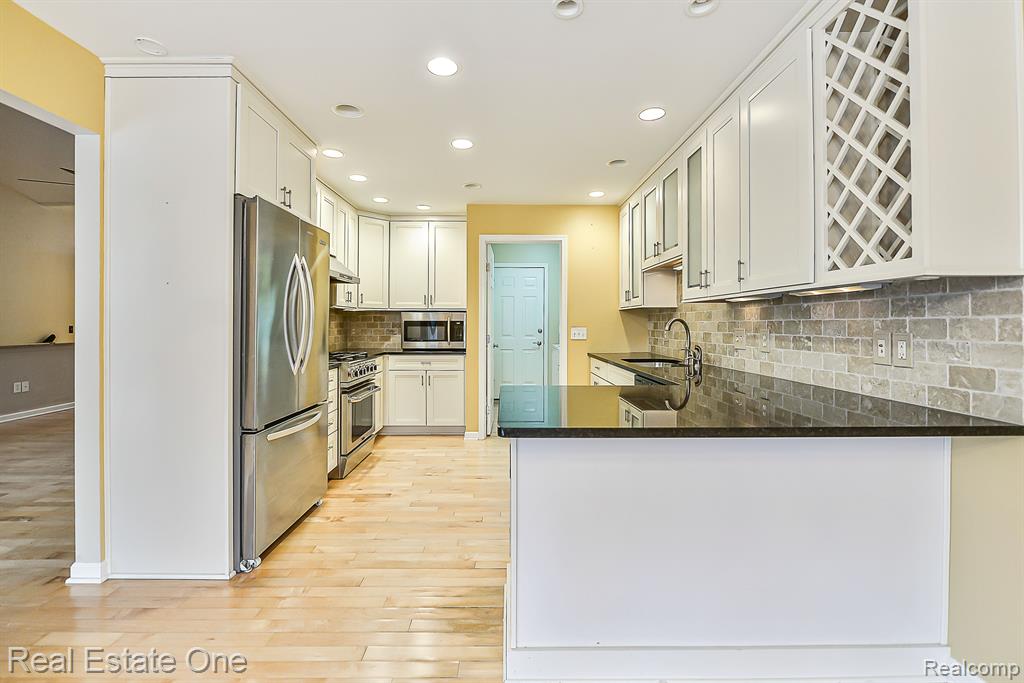 941 PERSIMMON Drive, Brighton, MI 48116 — Photo 16