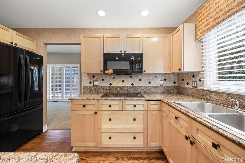 5015 Lake Vista Drive, West Bloomfield, MI 48323 — Photo 21