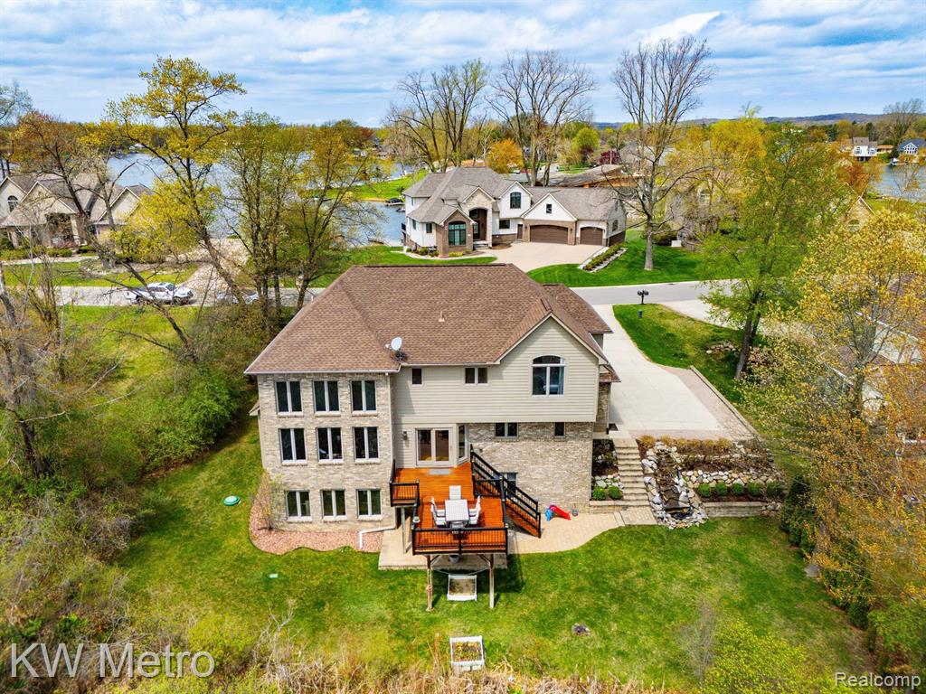 9025 HURON BLUFFS Drive, White Lake, MI — Photo 43