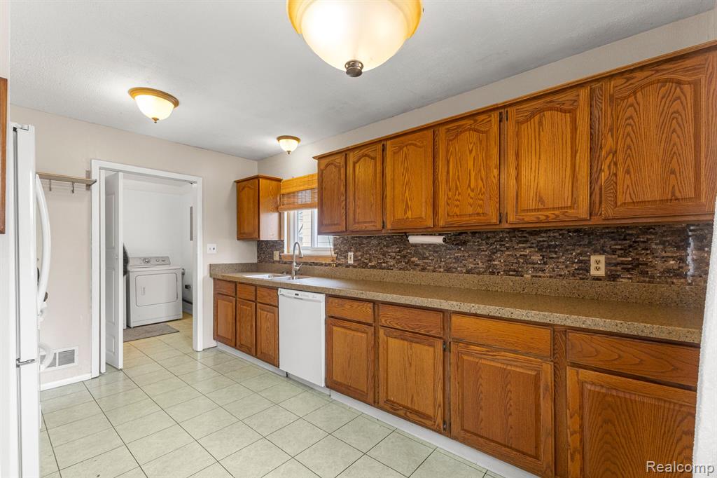 4928 RAYMOND Avenue, Dearborn Heights, MI 48125 — Photo 10