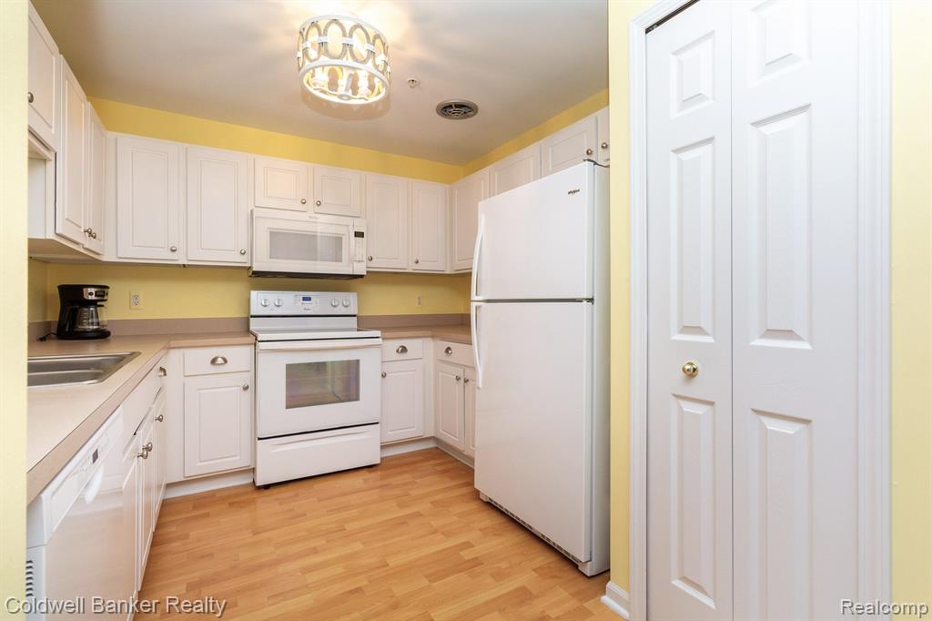 16962 FARMINGTON Road, Livonia, MI 48154 — Photo 11