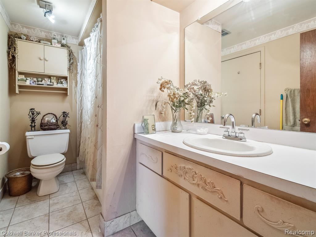 28672 REGENT N, Southfield, MI 48076 — Photo 17