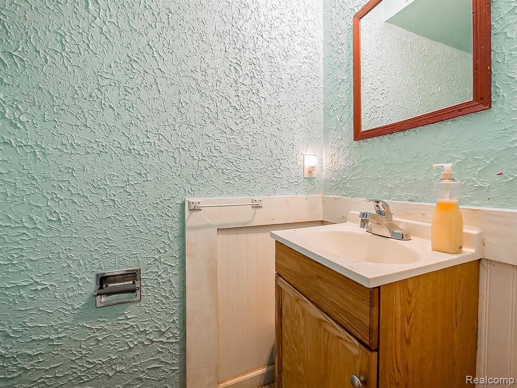819 Woodingham Avenue, Waterford, MI 48328 — Photo 19