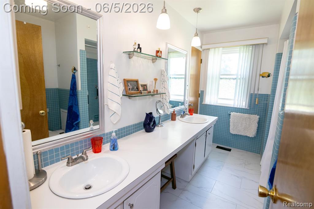 724 Sandstone Drive, Rochester Hills, MI 48309 — Photo 14