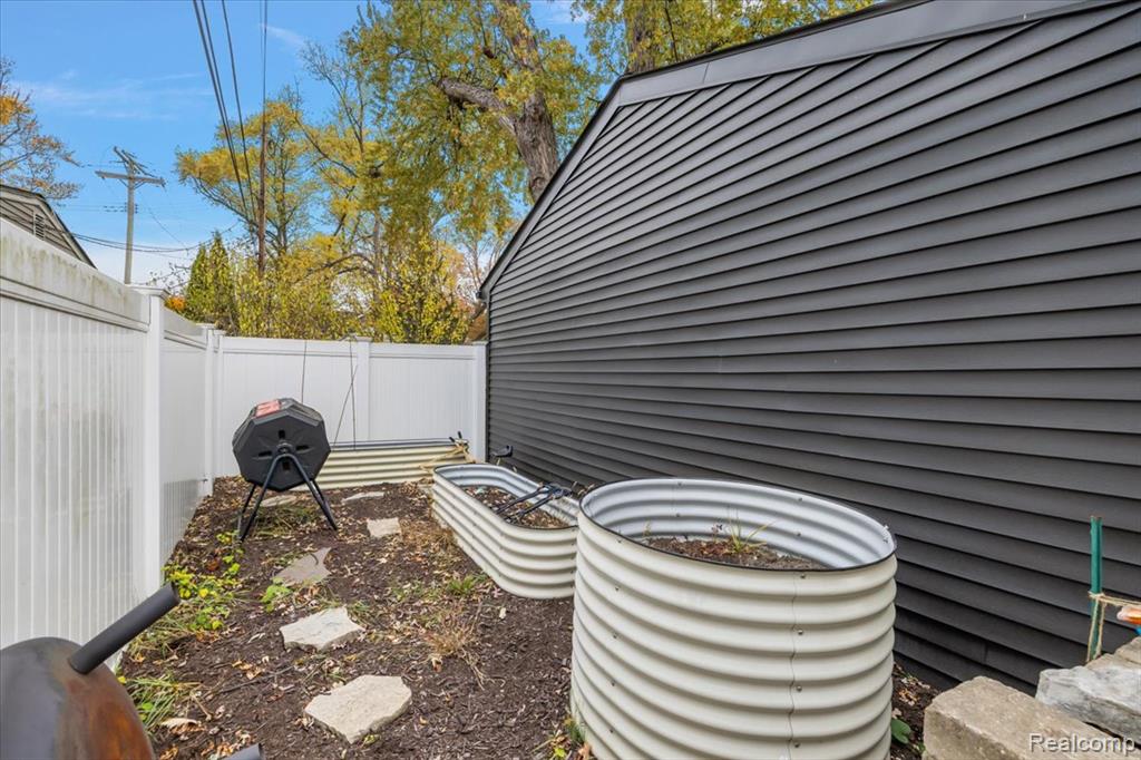 606 Golf Avenue, Royal Oak, MI 48073 — Photo 12