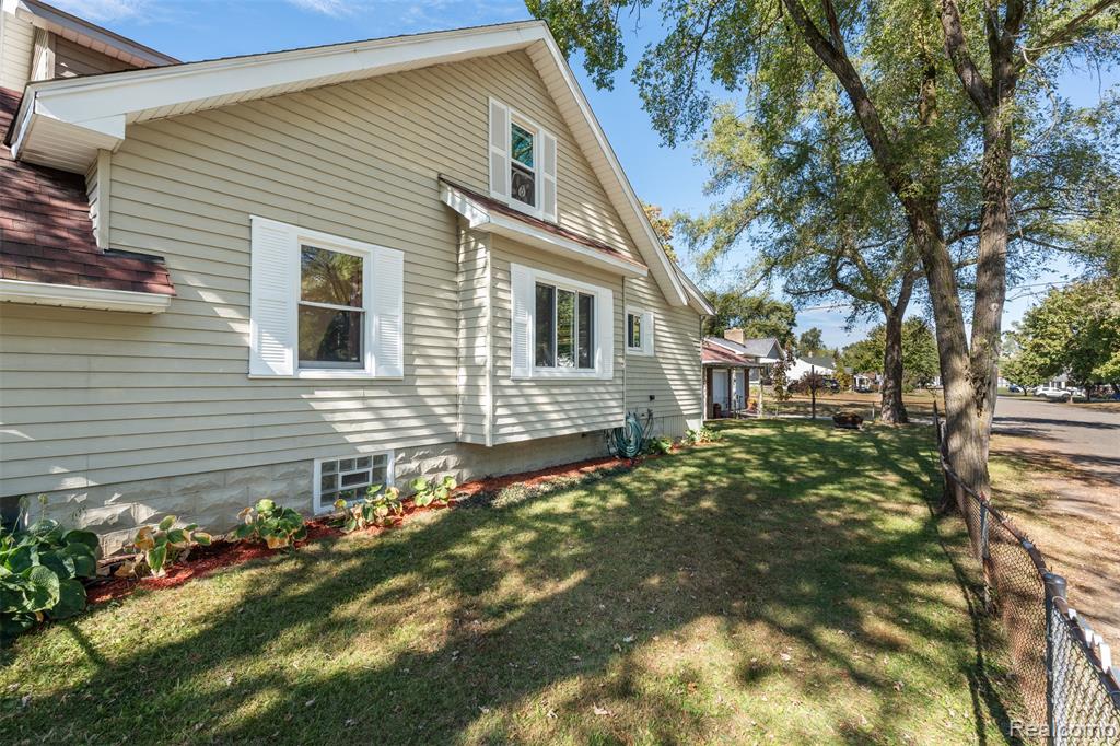 4400 Louella Drive, Waterford, MI 48329 — Photo 9