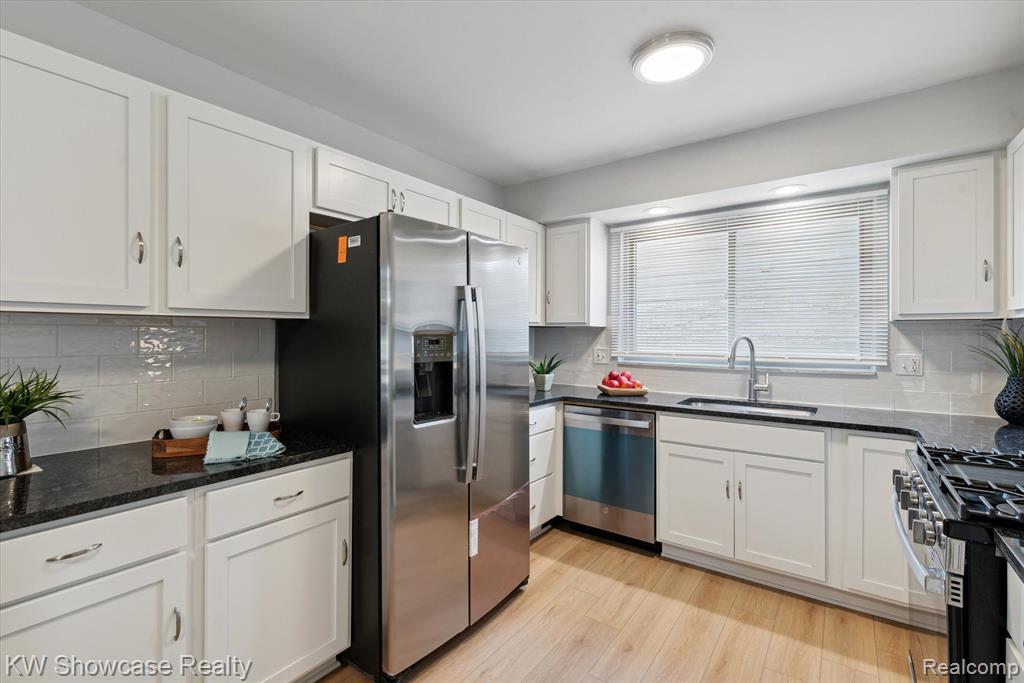 44048 Harsdale Drive, Canton, MI 48187 — Photo 20