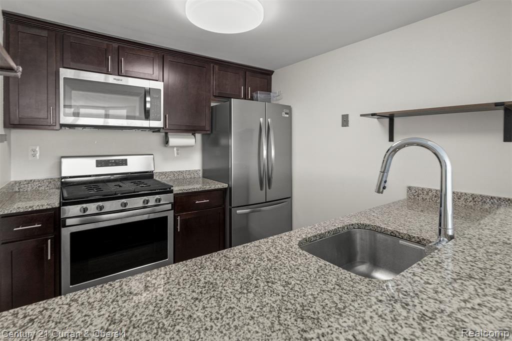 250 E Harbortown Drive, 708, Detroit, MI 48207 — Photo 17