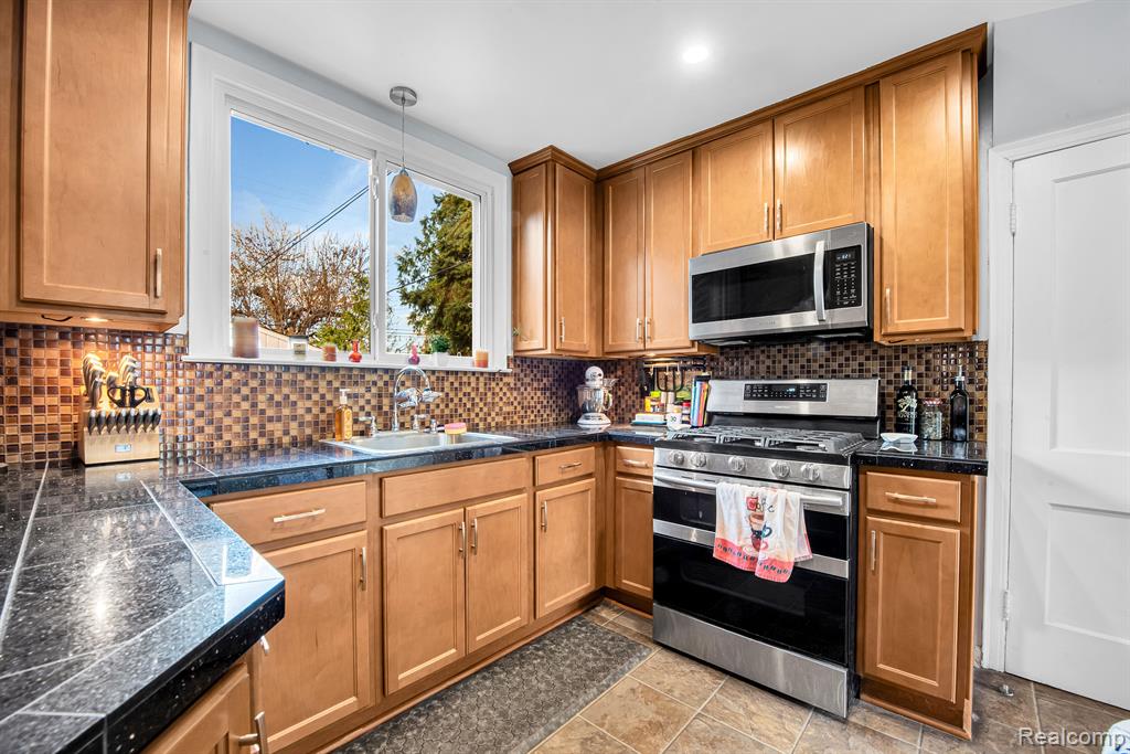 4994 HILLCREST Street, Grosse Pointe, MI 48236 — Photo 6