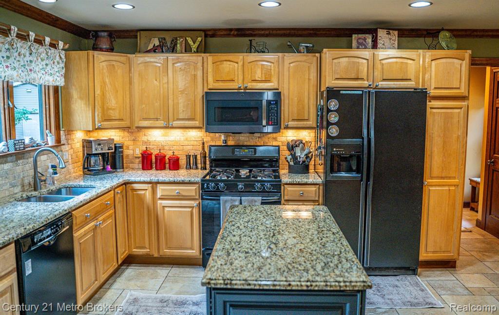 4191 Crystal Creek Estates, Lapeer, MI 48446 — Photo 12