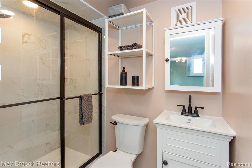 918 ALBERTA Street, Ferndale, MI 48220 — Photo 22