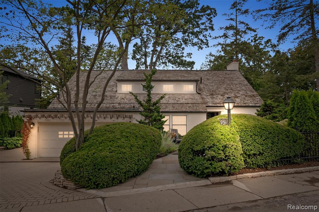 951 Twin Oaks Lane, Birmingham, MI 48009 — Photo 2
