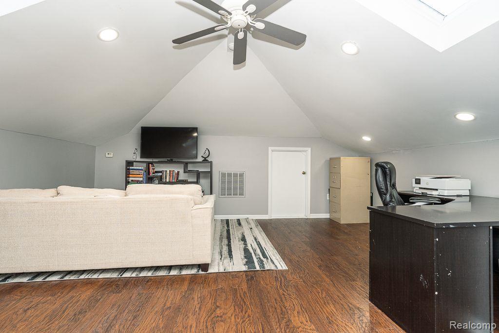 8871 SUNCREST Drive, Sterling Heights, MI 48314 — Photo 38