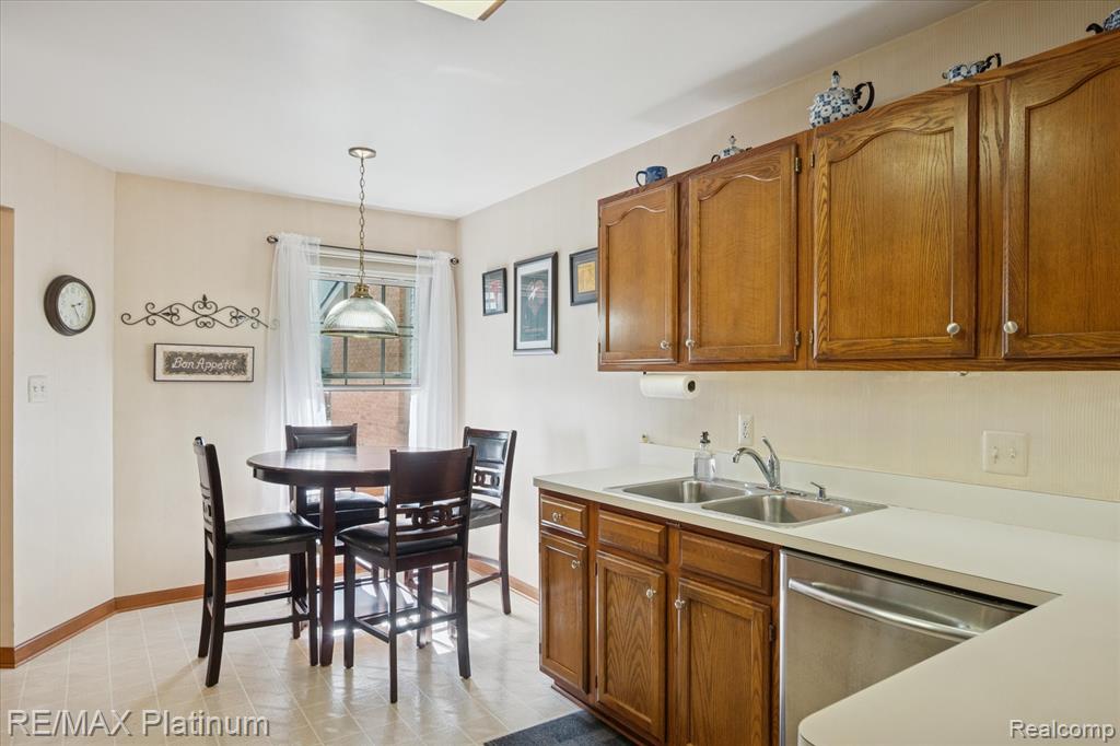 852 Woodridge Hills Drive, Brighton, MI 48116 — Photo 12