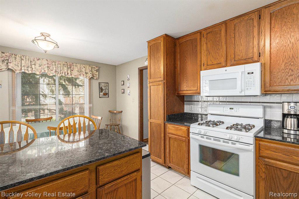 1036 PINEWOOD Court, Brighton, MI 48116 — Photo 20