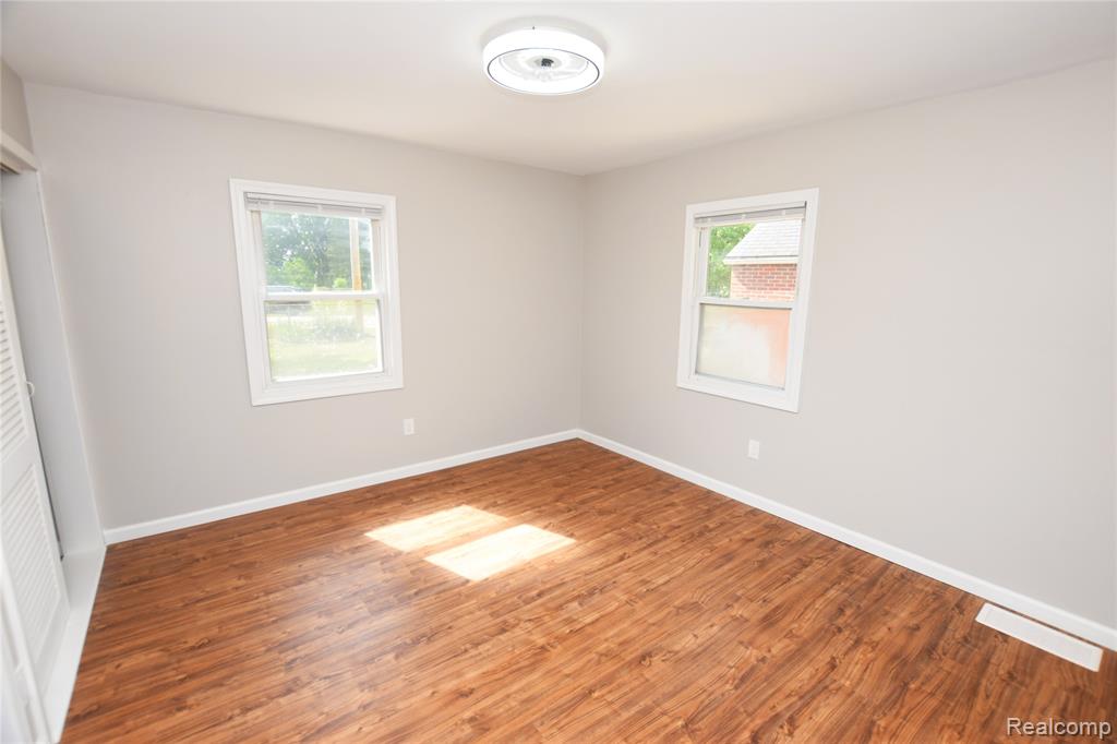 4047 Mitchell Drive, Flint, MI 48506 — Photo 14