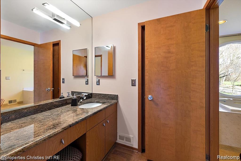 4566 Walden Drive, Bloomfield Hills, MI 48301 — Photo 27
