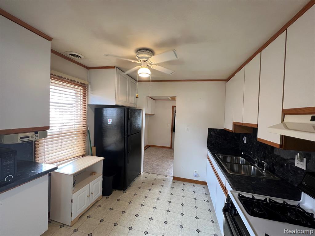 520 E BRICKLEY Avenue, Hazel Park, MI 48030 — Photo 8