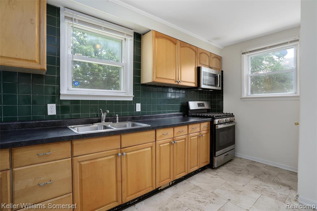 664 Emerson Avenue, Pontiac, MI 48340 — Photo 8