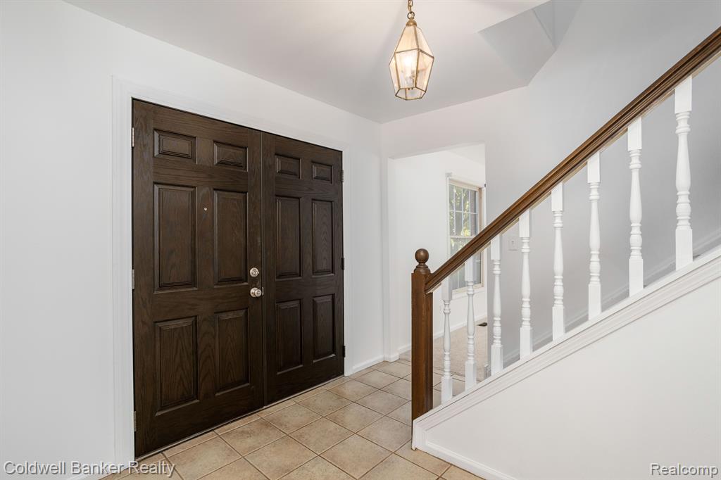 5310 HERTFORD Drive, Troy, MI 48085 — Photo 4