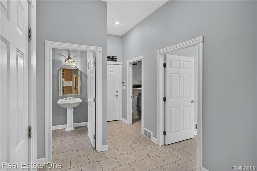 425 Courtney Road, Leonard, MI 48367 — Photo 28