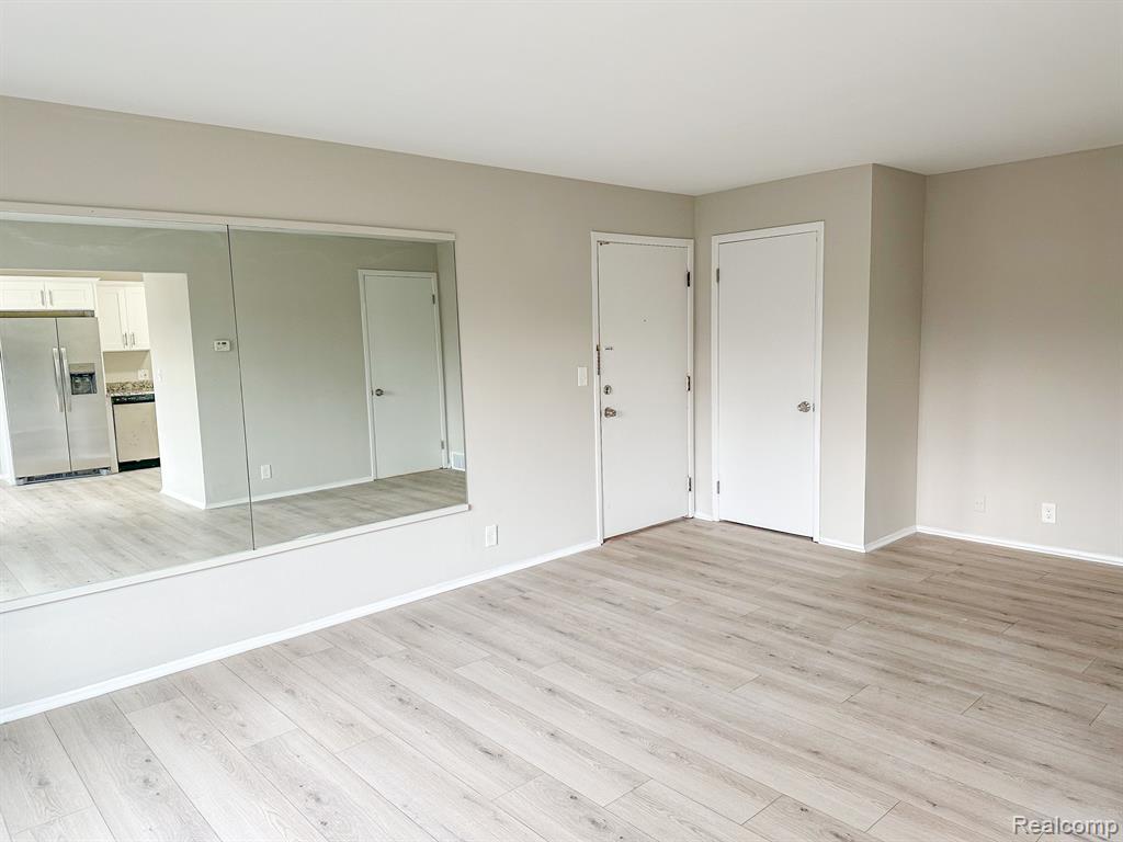 32718 GRAND RIVER Avenue, D3, Farmington, MI 48336 — Photo 2
