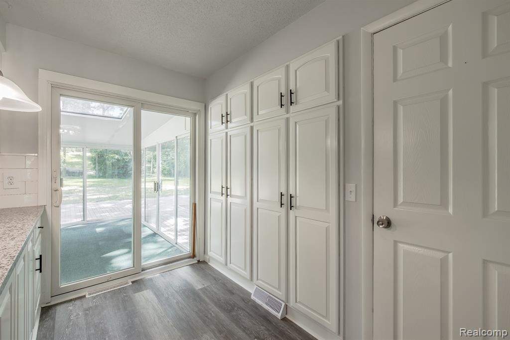 5357 Farm Road, Waterford, MI 48327 — Photo 16