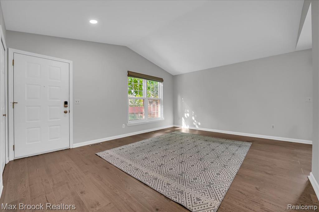 7617 Woodview Drive, Waterford, MI 48327 — Photo 4
